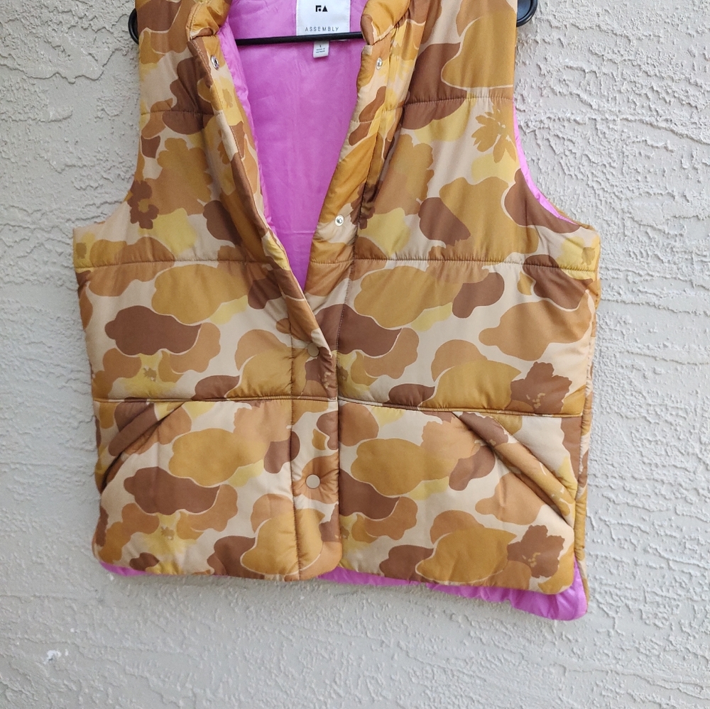 Gold camo vest with hot pink lining - Picture 3 of 7